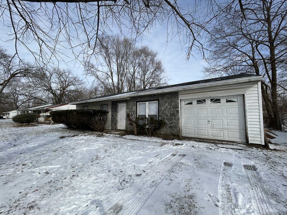 1011 Moore St in Danville, IL - Building Photo