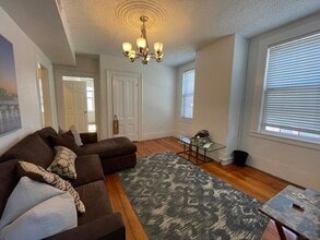 22 Maverick St, Unit 2 in Boston, MA - Foto de edificio - Building Photo