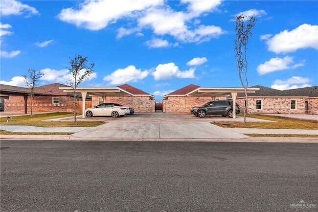 1004 W Kohala Ave, Unit 4 in Alton, TX - Building Photo - Building Photo