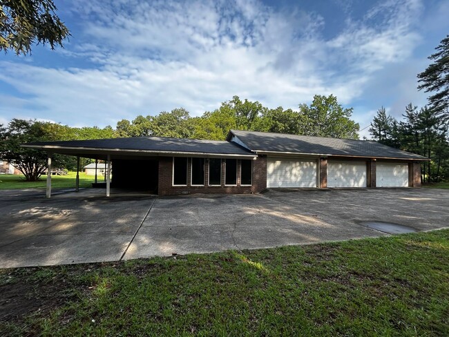 1130 Goodyear Ave in Gadsden, AL - Foto de edificio - Building Photo