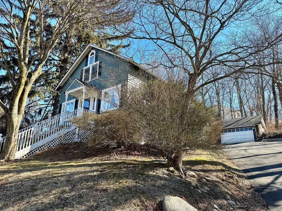 27 Reeves Rd in Port Jefferson, NY - Building Photo