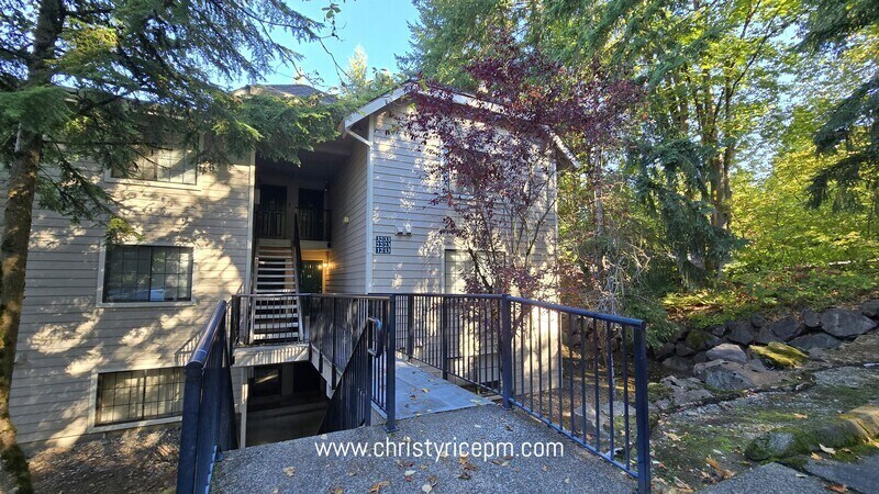 12515 NE 116th St in Kirkland, WA - Building Photo