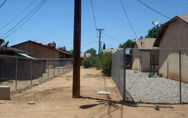 20255 Zuni Rd in Apple Valley, CA - Foto de edificio - Building Photo