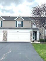 693 Savannah Ln in Crystal Lake, IL - Building Photo