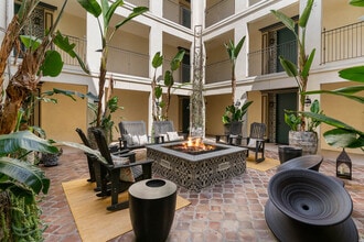 Candara at Hancock Park Apartments in Los Angeles, CA - Foto de edificio - Building Photo