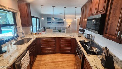 521 Whitewater Way in Naples, FL - Building Photo - Building Photo