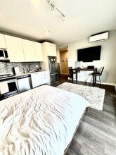 2407 W Eastwood Ave, Unit 402 in Chicago, IL - Building Photo - Building Photo