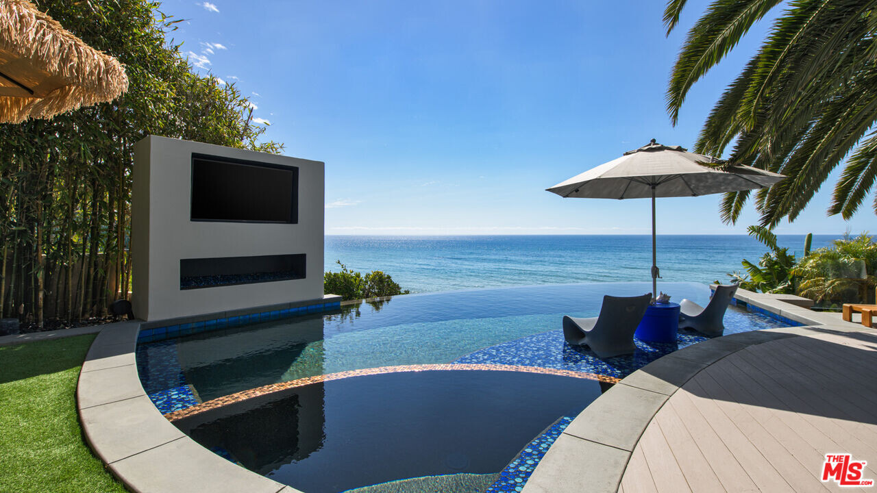 33406 Pacific Coast Hwy in Malibu, CA - Building Photo