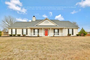 310 Harris Ave in Locust Grove, GA - Building Photo