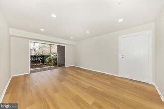 7917 Coriander Dr-Unit -104 in Gaithersburg, MD - Building Photo - Building Photo