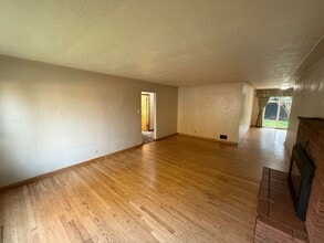 595 18th St NE in Salem, OR - Building Photo - Building Photo