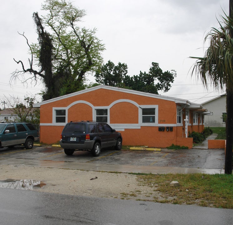 716 SW 9th St in Hollywood, FL - Building Photo