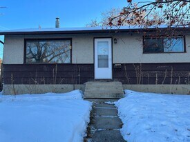 4405-4440 40 Ave in Red Deer, AB - Building Photo
