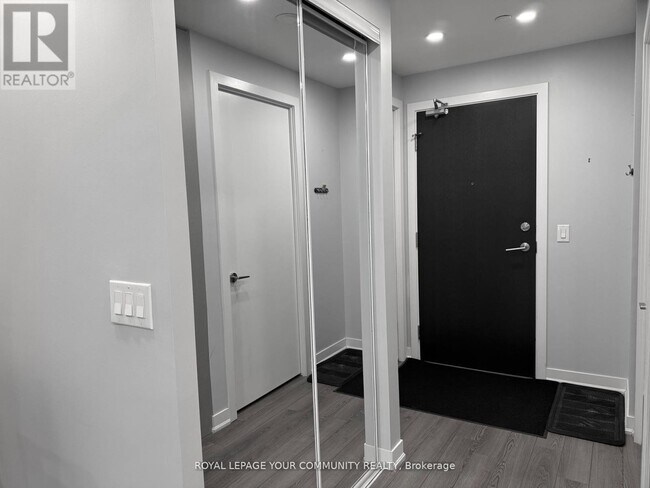 60-260 Berwick Ave in Toronto, ON - Building Photo - Building Photo