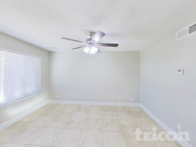 9833 N 47th Dr in Glendale, AZ - Foto de edificio - Building Photo