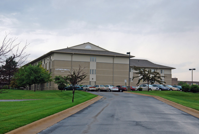 Luther Knoll Apartments in Bettendorf, IA - Building Photo - Building Photo