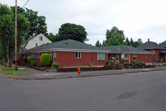 2620-2634 SE Ash St in Portland, OR - Building Photo - Building Photo