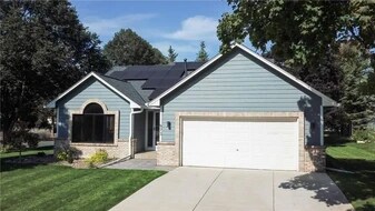 973 Wildflower Ct in Eagan, MN - Building Photo