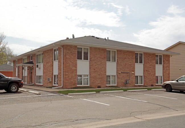 Colonial Apartments in Lakeville, MN - Foto de edificio - Building Photo