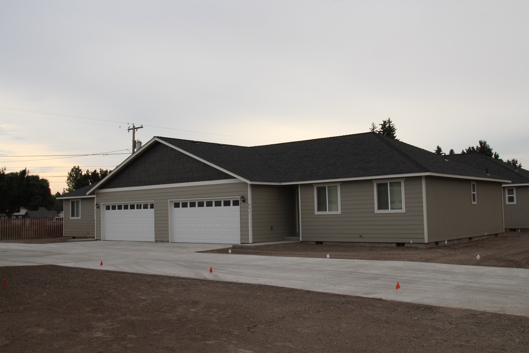 851-887 NW 2nd St in Prineville, OR - Building Photo