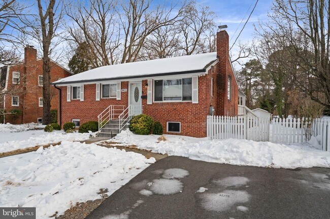 3903 Whispering Ln in Falls Church, VA - Foto de edificio - Building Photo