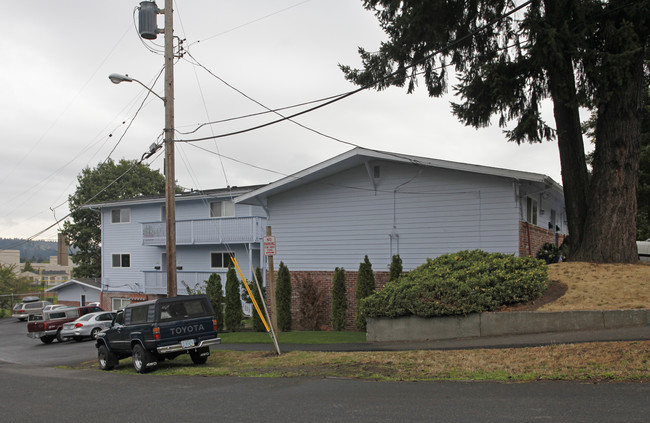 Dutch Village Apartments in Portland, OR - Building Photo - Building Photo