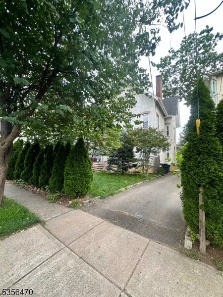 208 E 9th St in Plainfield, NJ - Building Photo - Building Photo