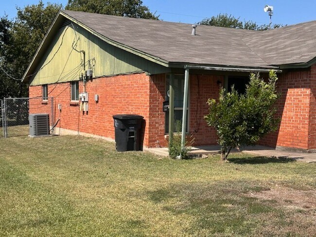 1909 Starling Ct in Cleburne, TX - Building Photo - Building Photo