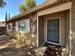 8505 Sun Florin Dr in Sacramento, CA - Building Photo - Building Photo