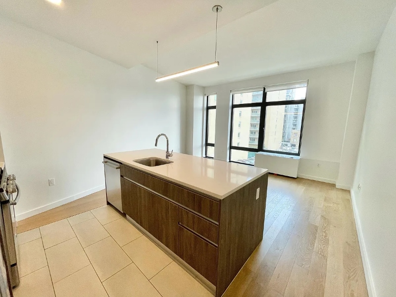 41-07 Crescent St in Queens, NY - Building Photo