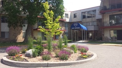 Senior 55+ - Hart Lake Apartments in Columbia Heights, MN - Foto de edificio - Building Photo