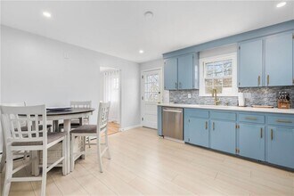 384 Valley Rd in Middletown, RI - Building Photo - Building Photo