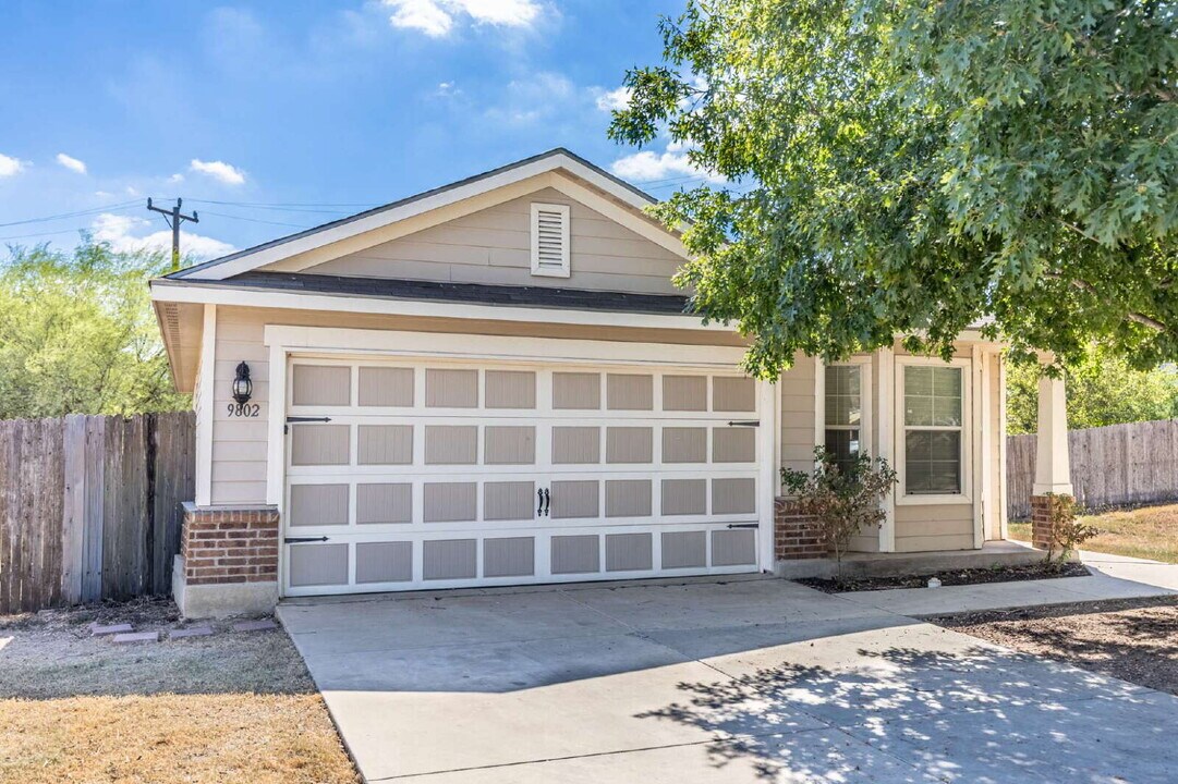 9802 Vandenberg Way in San Antonio, TX - Building Photo