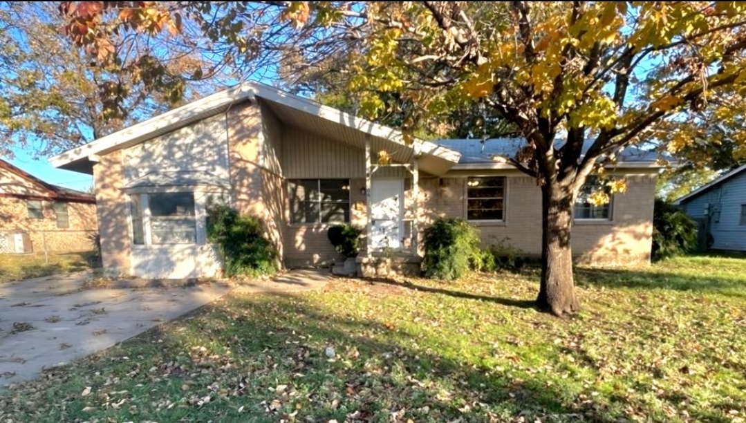 1006 Forest Ridge Dr in Garland, TX - Building Photo