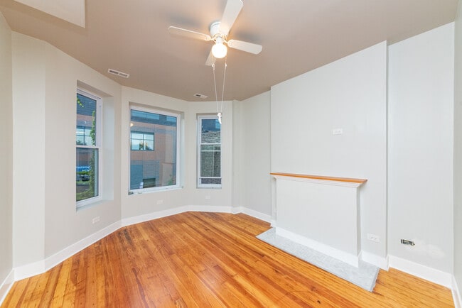 3549 N Sheffield Ave, Unit 2 in Chicago, IL - Building Photo - Building Photo