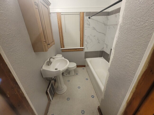 2634 N 24th St, Unit Lower in Milwaukee, WI - Building Photo - Building Photo