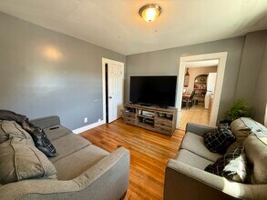 692 Moody St, Unit 2 in Waltham, MA - Foto de edificio - Building Photo