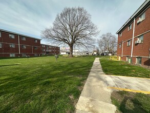 7043 E 10th St in Indianapolis, IN - Foto de edificio - Building Photo