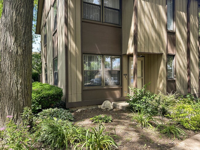 608 N Hough St in Barrington, IL - Building Photo - Building Photo