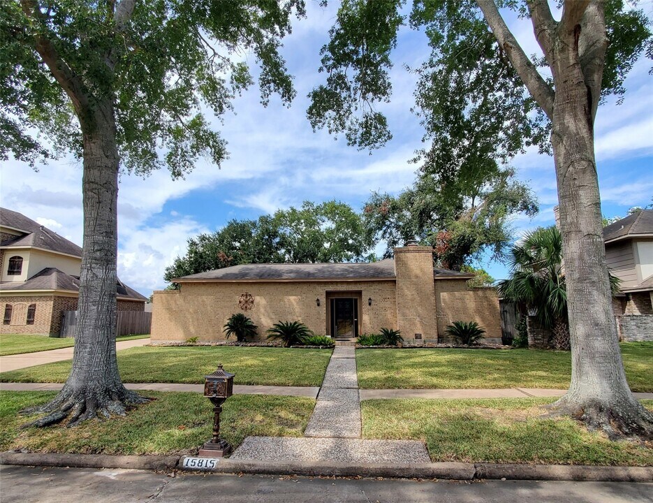 15815 Crestbrook Dr in Houston, TX - Building Photo