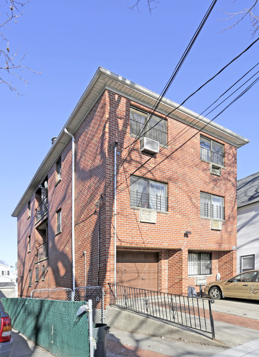 61-40 167th St in Flushing, NY - Foto de edificio