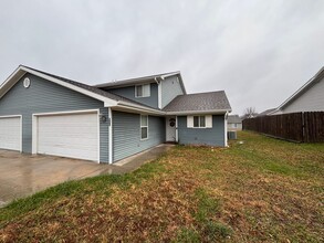 516 Stone Pointe Dr in Manhattan, KS - Building Photo - Building Photo