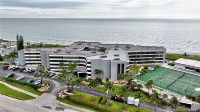 1357 NE Ocean Blvd in Stuart, FL - Foto de edificio - Building Photo