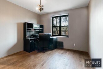 19-53-53 79th St in Queens, NY - Foto de edificio - Building Photo