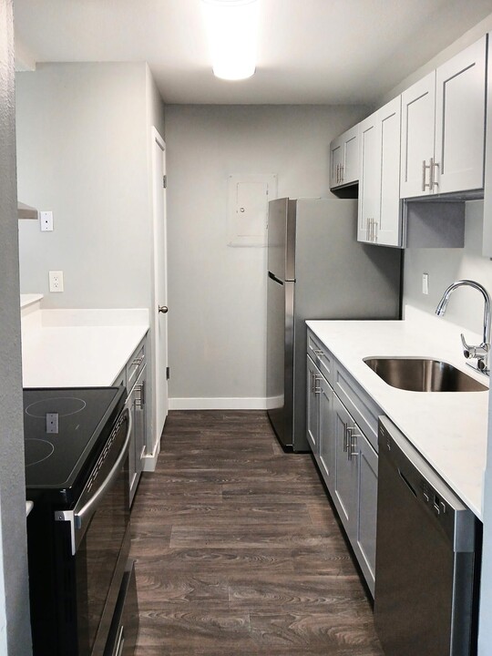 Phoenix Court Apartments in Kent, WA - Building Photo