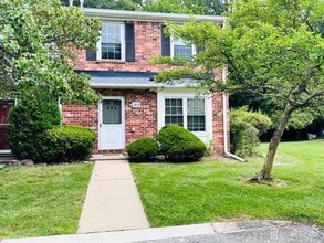 363 Constitution Cir in North Brunswick, NJ - Building Photo - Building Photo