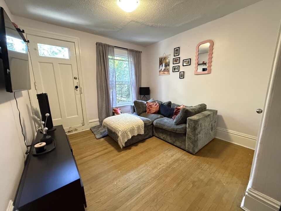 129 Emerald St S in Hamilton, ON - Building Photo