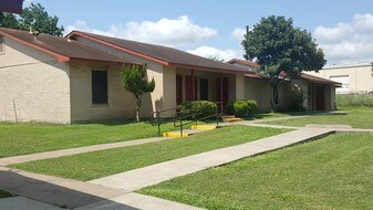 Lavaca Landing in Hallettsville, TX - Foto de edificio - Building Photo