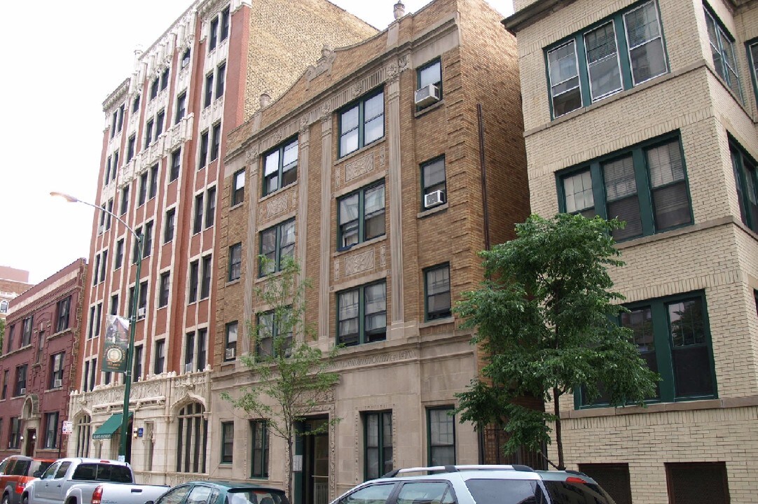 511 W Belmont Ave in Chicago, IL - Building Photo