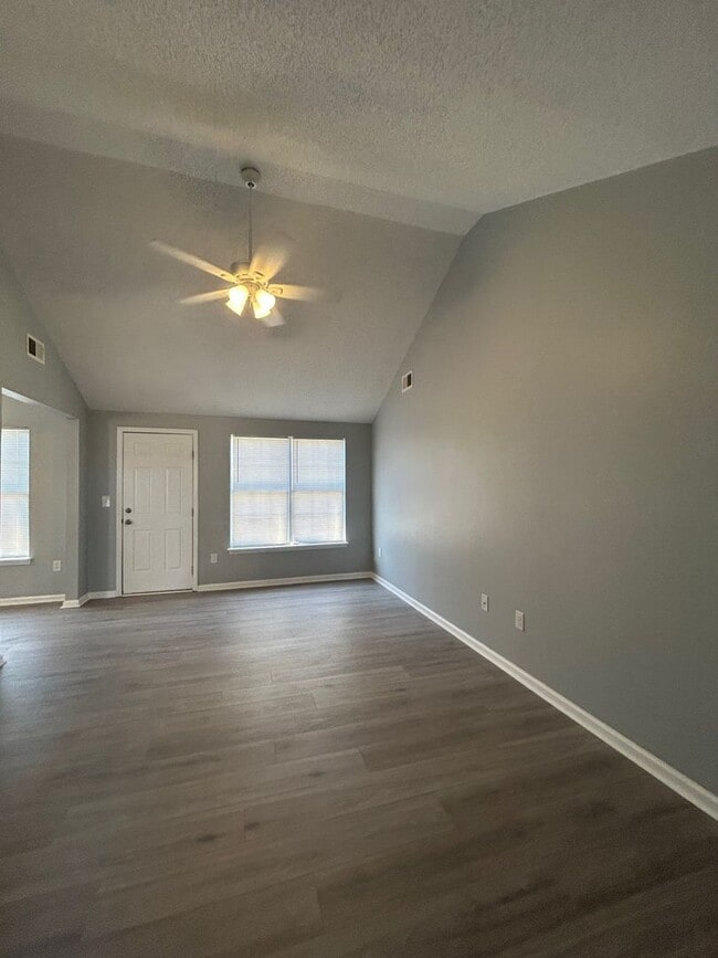 5070 Westview St in North Charleston, SC - Building Photo - Building Photo